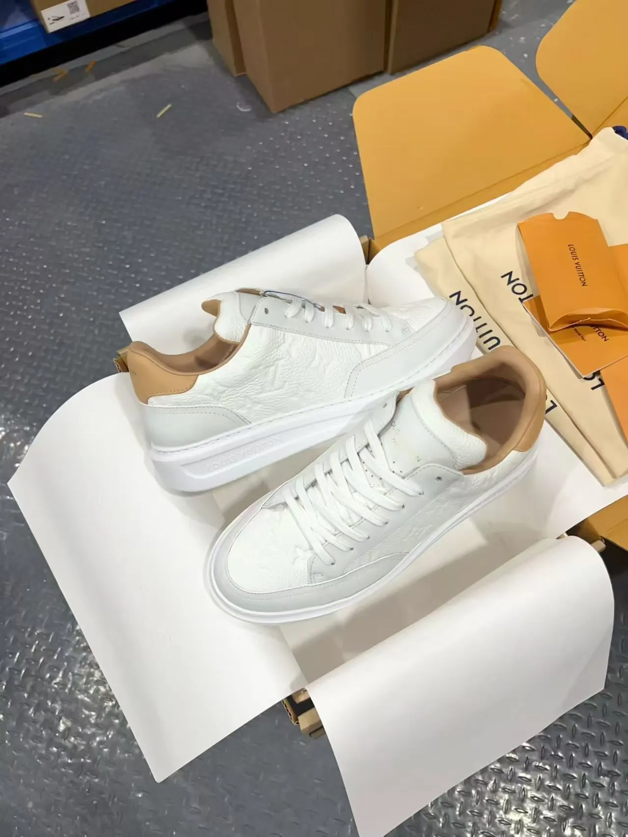 👟👟Ex-factory price 640👟👟 Vuitton Louis Vuitton Beⅴerly Hⅰll men's casual sports shoes white shoes —————————— Good looks and handsome feet, every color is huge and beautiful! A must-have item for fashionistas 🛍 Original custom-made embossed grained calfskin (not superfiber leather on the market, everyone needs to distinguish it!) symmetrical old pattern washed denim; all accessories and accessories are customized according to the original 1:1. Even the color matching of the shoelaces is customized 1:1. Original identical private model TPU outsole. Many clever little designs must have the original version to see that they are well done. The quality lies in the details! The original consistent chip tag can be directly entered into the LV official website 😏 Purchasing agent for ceiling level. Full set of Jingmei aircraft box packaging. Please look for our quality‼ ️ Please pay attention to distinguish the currency materials on the market! Code number: 37-45